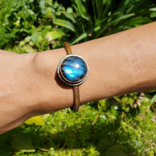 Load image into Gallery viewer, Handmade pure copper cuff with beautiful labradorite